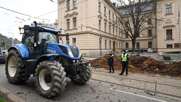 Протести у Чехії: фермери висипали купи гною перед будівлею уряду