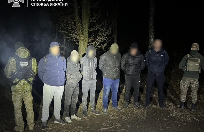 На границе с Румынией остановили группу нелегалов, которых вел 15-летний юноша