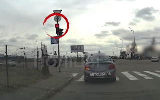 В Киеве водитель машины автошколы с инструктором проехал на красный сигнал светофора: кто получил штраф