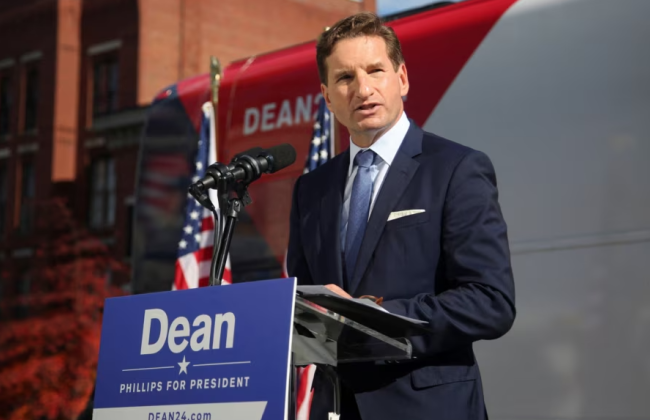 Конгрессмен-демократ Дин Филлипс прекращает участие в гонке за пост президента США