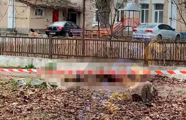 В Подольске в центре города нашли мертвого мужчину в военной форме