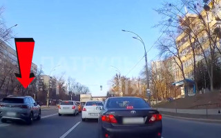 Проехал по встречной полосе и на красный сигнал светофора: в Киеве наказали дерзкого водителя, видео
