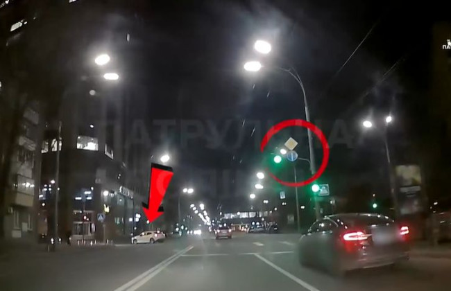 Нарушила ПДД на глазах у патрульных: в Киеве наказали водителя автомобиля Mazda, видео