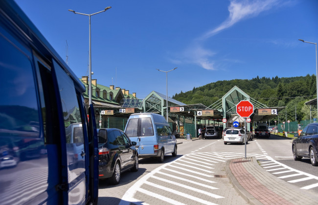 Депутаты предлагают не вводить военный учет мужчин, выехавших за границу, и разрешить свободный выезд тем, кто постоянно проживает или учится за границей