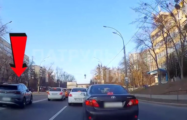 Проехал по встречной полосе и на красный сигнал светофора: в Киеве наказали дерзкого водителя, видео