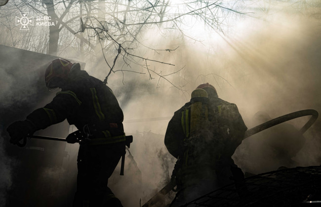 В Киеве загорелся травяной настил и камыш возле озера Вырлица