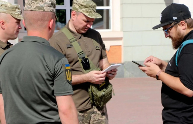 Мужчины должны будут носить с собой военный билет – полицейские смогут фиксировать проверку документов