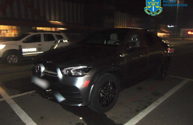 На столичной парковке возле ТРЦ напали на владельца Mercedes-Benz