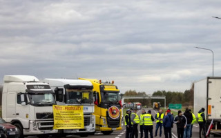Украинский консул проверил информацию о блокировке пассажирских автобусов на границе