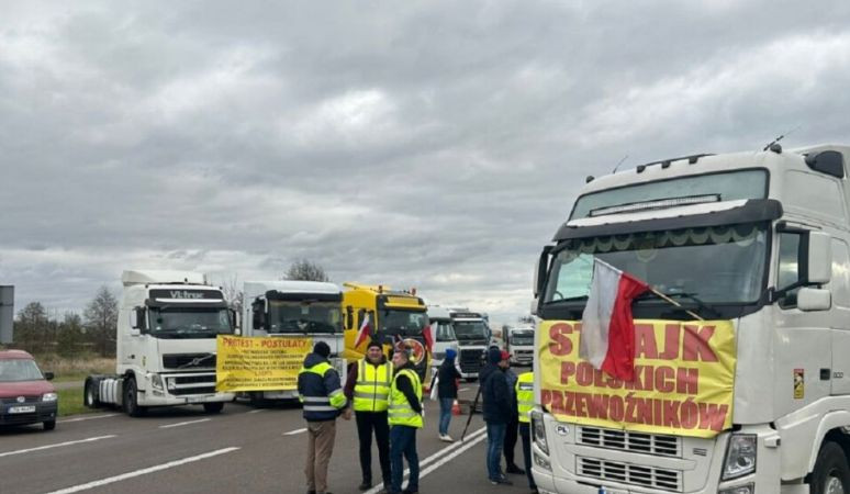 Блокування автобусів польськими протестувальниками: на КПП «Дорогуськ» виїхав український консул