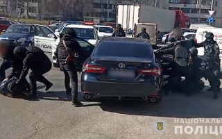 В Киеве под видом правоохранителей и сотрудников ТЦК мужчины обманывали граждан