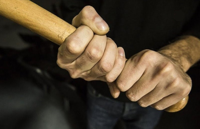 В Киеве подозреваемый избил деревянной палкой знакомого