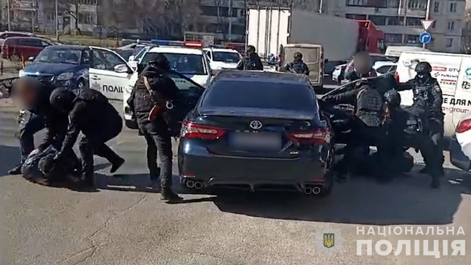 В Киеве под видом правоохранителей и сотрудников ТЦК мужчины обманывали граждан