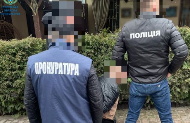 $13 000 с уклониста за удостоверение волонтера, чтобы выехать за границу: на Львовщине разоблачили дельцов