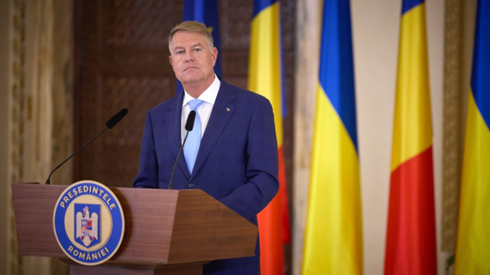 Президент Румынии официально объявил об участии в выборах генсека НАТО