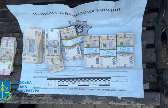 На Киевщине задержали двух мужчин, которые сняли почти 350 тысяч гривен с чужого счета в электронной платежной системе