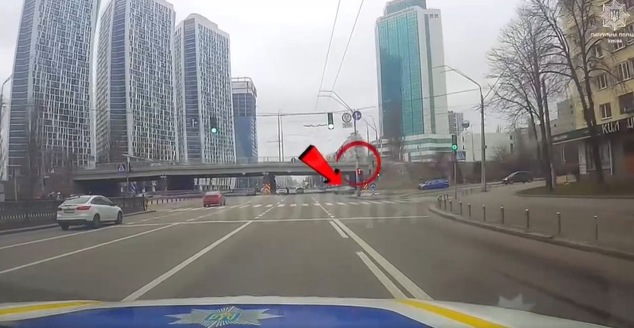 Решил проскочить перекресток на красный сигнал светофора: в Киеве наказали нарушителя, видео