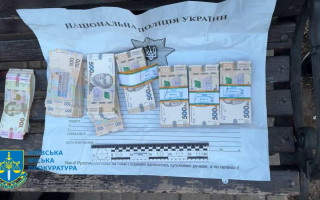 На Киевщине задержали двух мужчин, которые сняли почти 350 тысяч гривен с чужого счета в электронной платежной системе