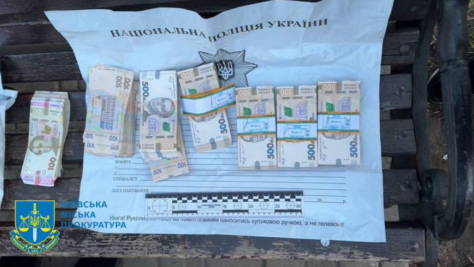 На Киевщине задержали двух мужчин, которые сняли почти 350 тысяч гривен с чужого счета в электронной платежной системе