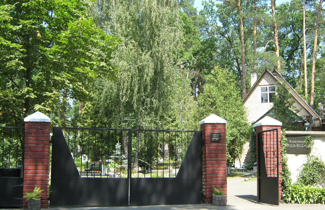 В Пуще-Водице «мертвым душам» заплатили более 1,5 млн грн за уборку на кладбище: сообщено о подозрении исполняющему обязанности смотрителя