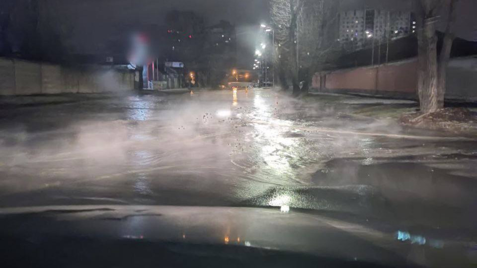 В Киеве затруднено движение по одной из улиц, пролегающей через два района города