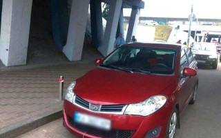 У Києві помітили двох «героїв паркування», які залишили авто під мостами: фото