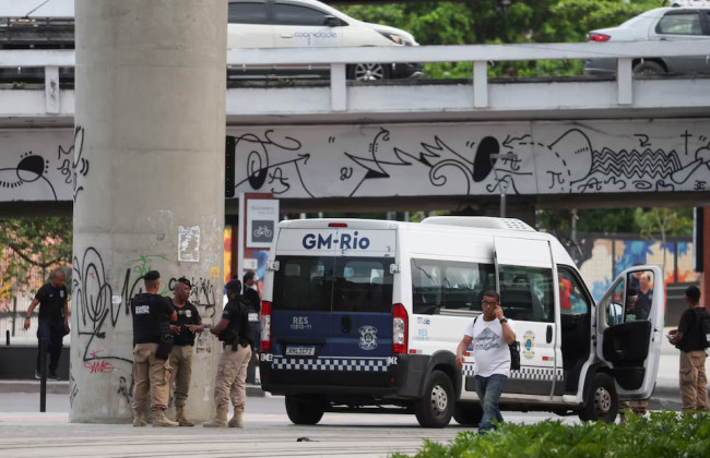 В Рио-де-Жанейро мужчина захватил автобус с пассажирами: 2 убитых, еще 2 раненых