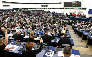 Європарламент ухвалив закон, яким заборонив чинити тиск на ЗМІ, включно з затриманням, обшуками в офісах і встановленням ПО для спостереження