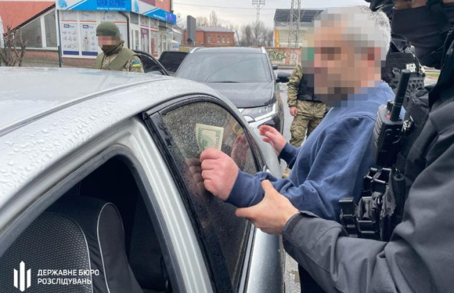 В Хмельницкой области будут судить правоохранителя, который переправлял уклонистов за границу