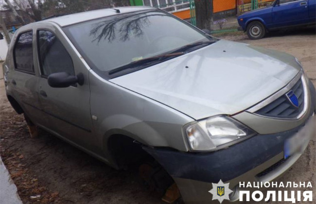 В Киеве водитель припаркованного рядом с гаражным кооперативом авто остался без колес