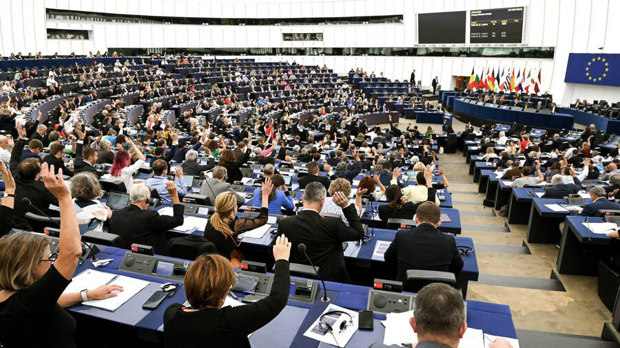 Европарламент принял закон, которым запретил оказывать давление на СМИ, включая задержание, обыски в офисах и установку ПО для наблюдения