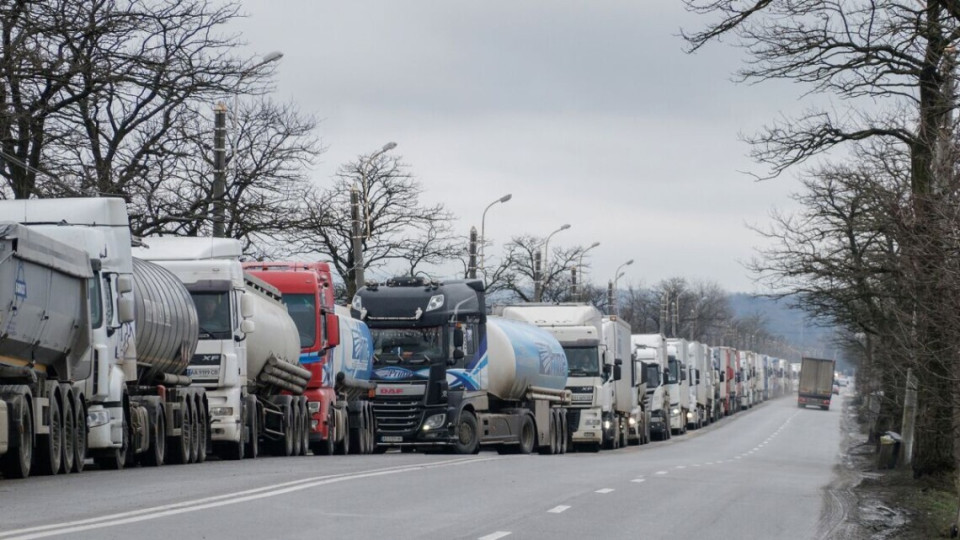 Блокада границы: проезд грузовиков в Польшу возможен только через пункт пропуска «Краковец», – ГПСУ