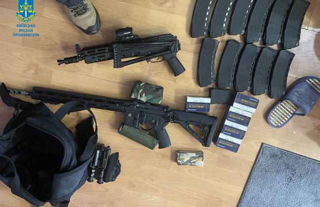 Автоматы за 46 000 гривен и отправка по почте: двум торговцам оружием сообщено о подозрении