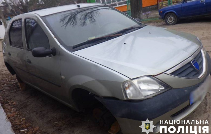 В Киеве водитель припаркованного рядом с гаражным кооперативом авто остался без колес