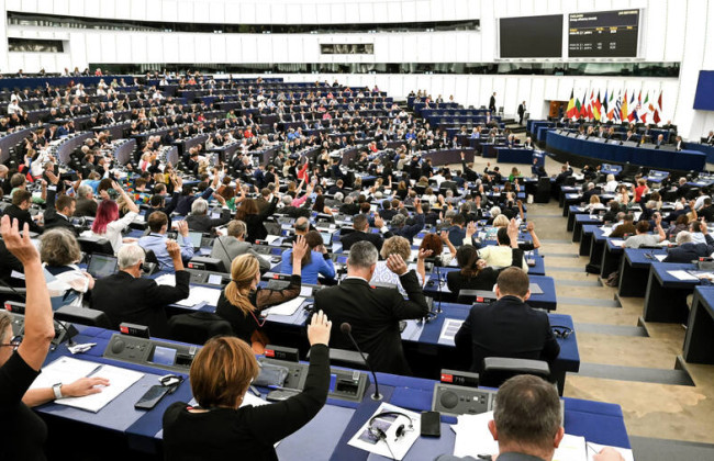 Европарламент принял закон, которым запретил оказывать давление на СМИ, включая задержание, обыски в офисах и установку ПО для наблюдения