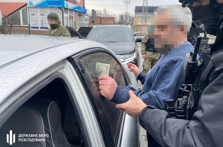 На Хмельниччині судитимуть правоохоронця, який переправляв ухилянтів за кордон