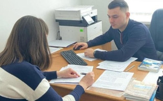 Получала зарплату, находясь за границей: на Львовщине будут судить медсестру