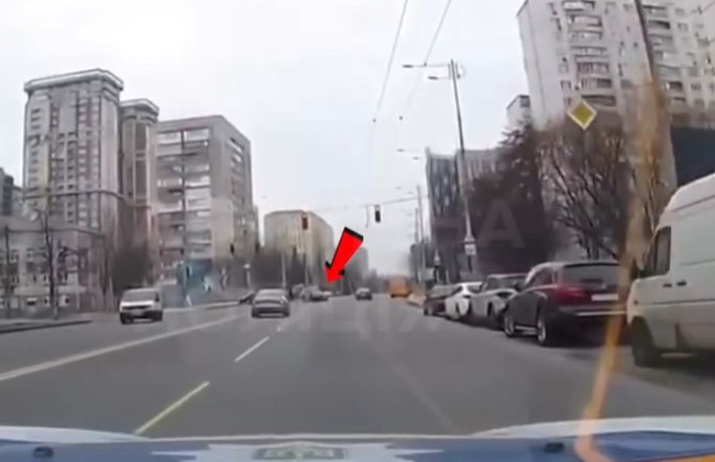Перетнула подвійну суцільну смугу — отримала штраф: у Києві покарали водійку Lexus, відео
