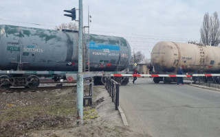 На Київщині зійшли з рейок цистерни для палива: залізничний переїзд перекривали