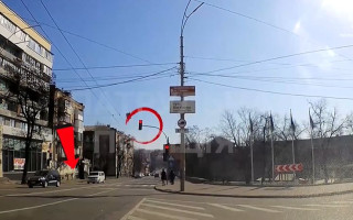 В Киеве сразу два водителя на глазах у полиции проехали на запрещенные сигналы светофора: как их наказали