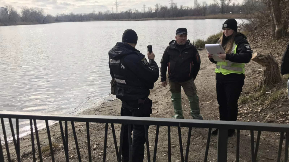 В Киеве в озеро Богатырское сбросили нефтепродукты, фото