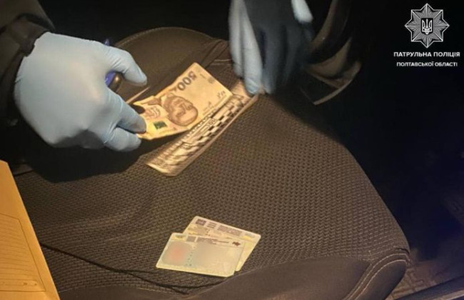 Водитель нарушил ПДД и передал полицейскому документы с 500 грн: что с ним случилось дальше