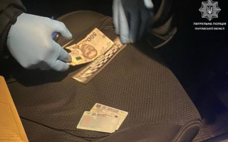 Водитель нарушил ПДД и передал полицейскому документы с 500 грн: что с ним случилось дальше
