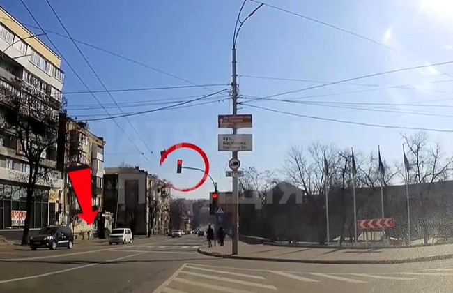 В Киеве сразу два водителя на глазах у полиции проехали на запрещенные сигналы светофора: как их наказали