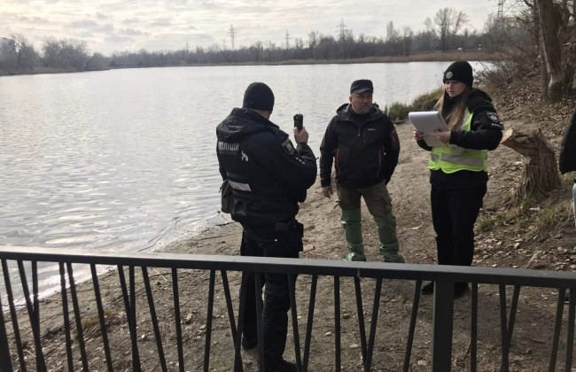 В Киеве в озеро Богатырское сбросили нефтепродукты, фото