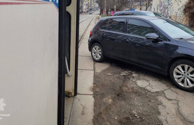В Киеве «герой парковки» заблокировал движение трамвая