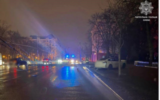 В Киеве электроопора упала на проезжую часть из-за ДТП – движение транспорта затруднено