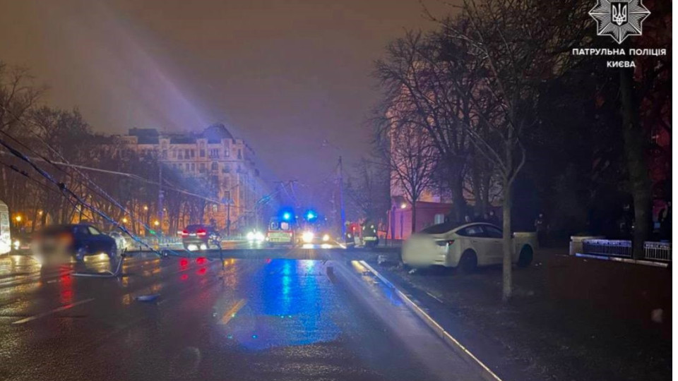 В Киеве электроопора упала на проезжую часть из-за ДТП – движение транспорта затруднено