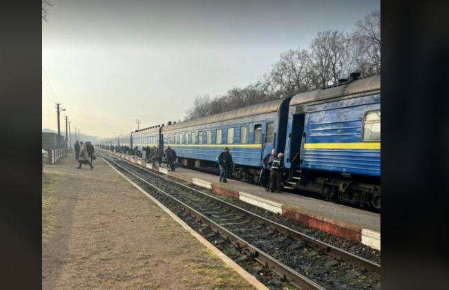 Причиной стало оползень: остановлено движение поездов между Хмельницким и Каменец-Подольским.