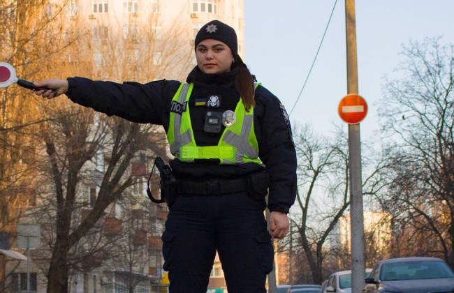 Нужно знать: патрульные напомнили о жестах регулировщиков для пешеходов